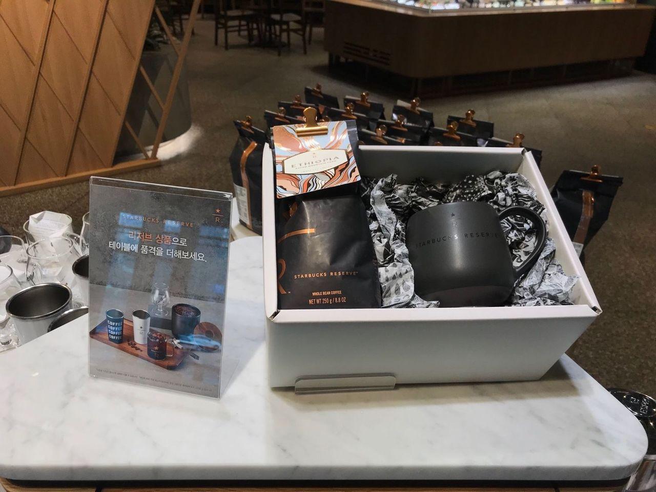 韓國星巴克The鐘路店的特別版韓國城市紀念杯及商品。